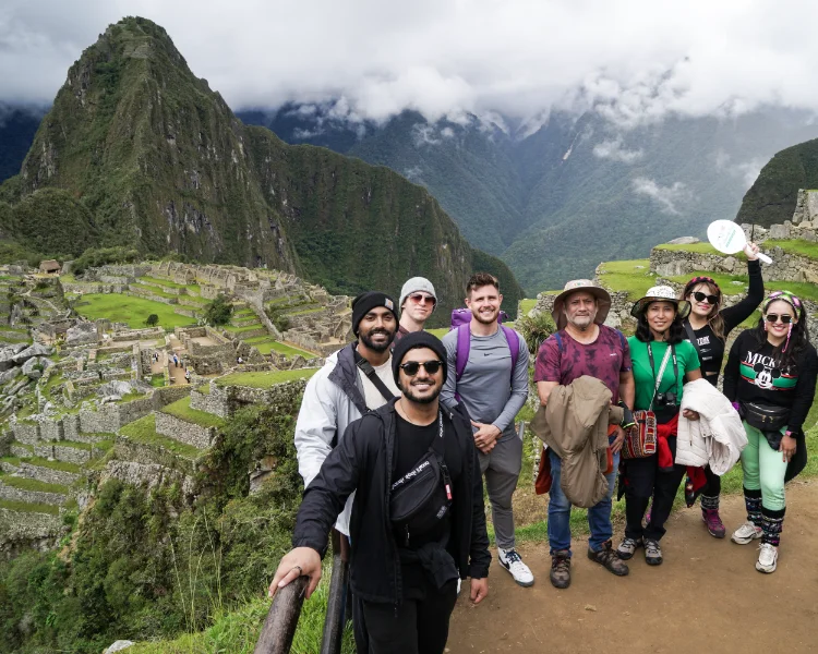 Estudiantes visitando Machu Picchu